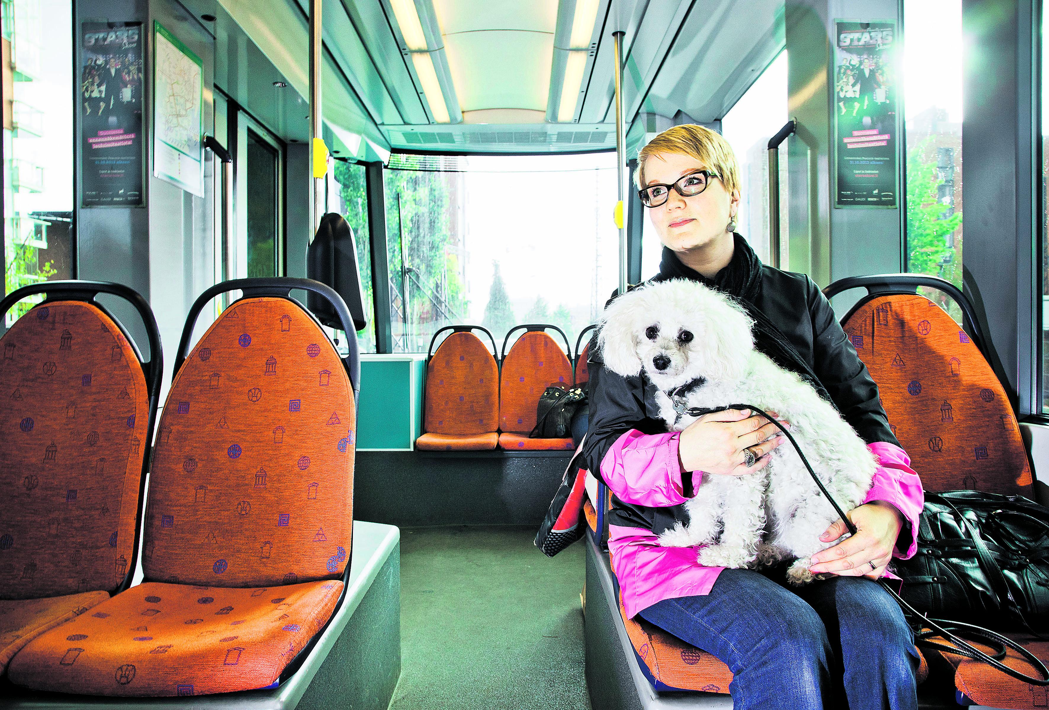 Kohti keskustaa. Kaupunkimaantieteilijä Venla Bernelius käy kääpiövillakoiransa Tuikun kanssa shoppailemassa.
