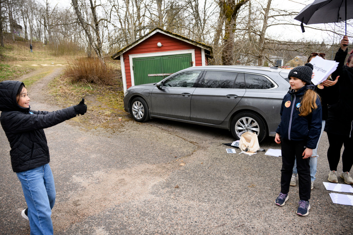 Olivia Houttu näyttää onnistumisen merkkiä Minni Ruokolahdelle, joka on arvannut oikein hänen esittämänsä sanan energinen. 