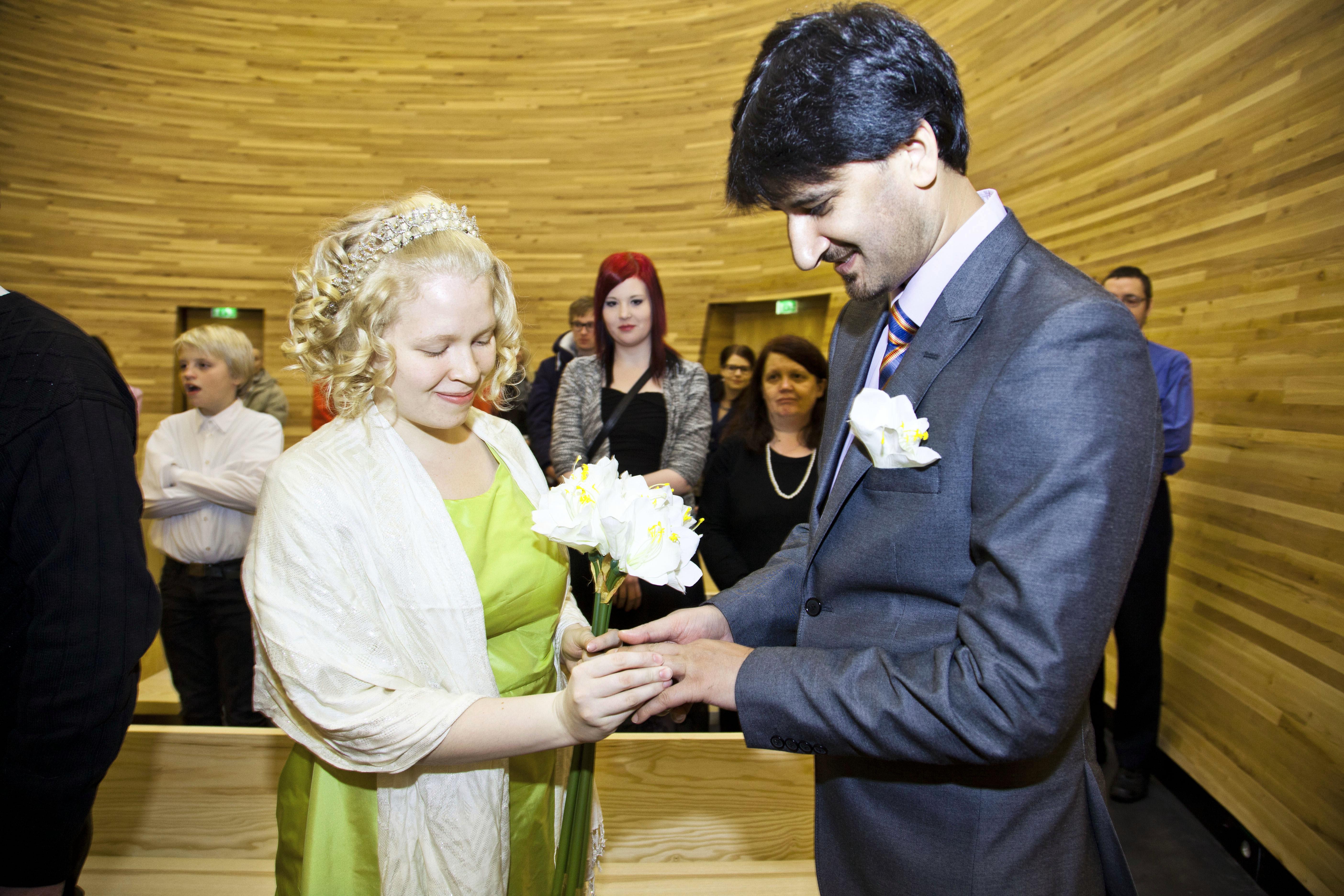 Sinetti liitolle. Ensisilmäyksellä rakastuneet Minttu ja John Nasir vihittiin Kampin kappelissa 12.12.12. Kuva: Sirpa Päivinen 