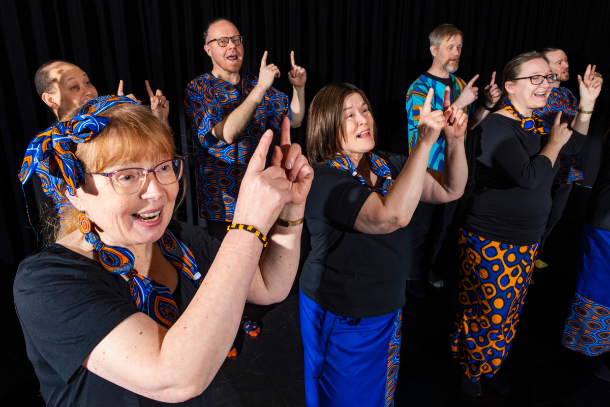 Gospelyhtye Jakarandan afromusiikin työpajoissa yhdessä musisoimisen taian voi kokea kuka tahansa osallistuja.