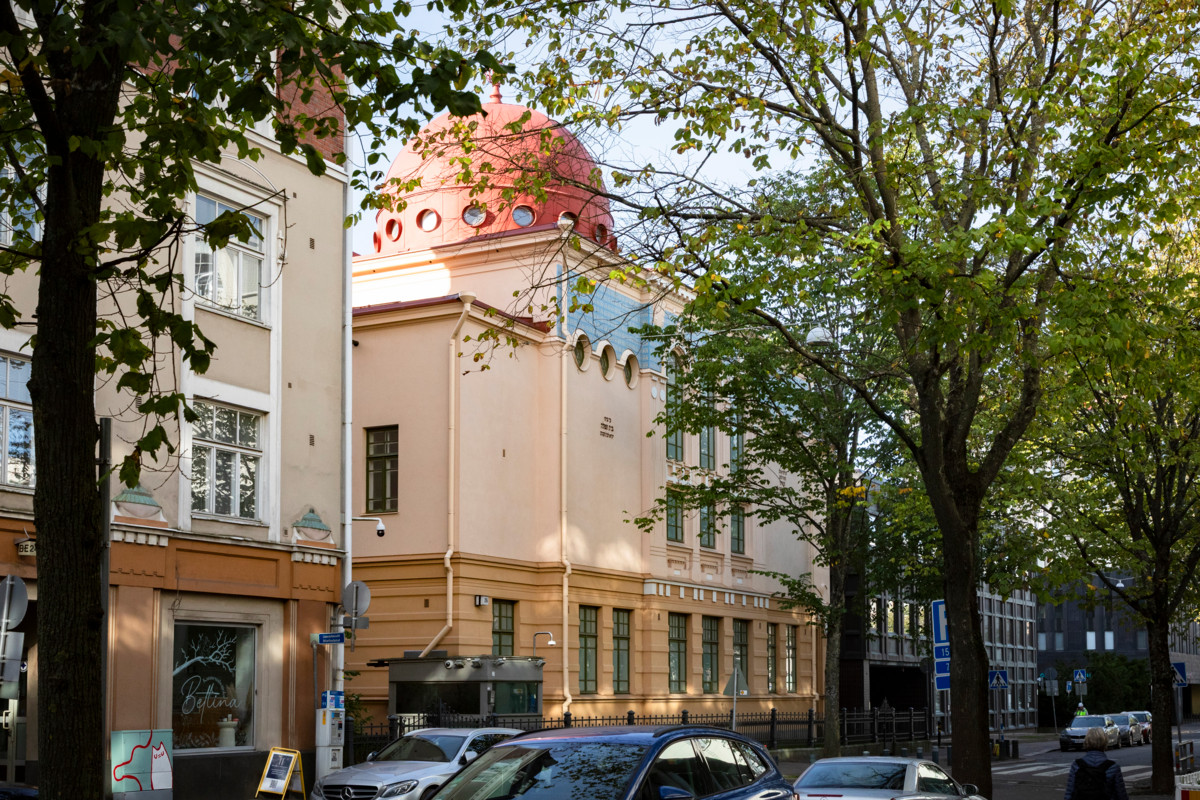 Helsingin synagoga valmistui vuonna 1905 ja vihittiin käyttöön seuraavana vuonna. Eva Ahl-Wariksen mukaan monia kiinnostaa juutalaisuus ja siihen liittyvät perinteet. 