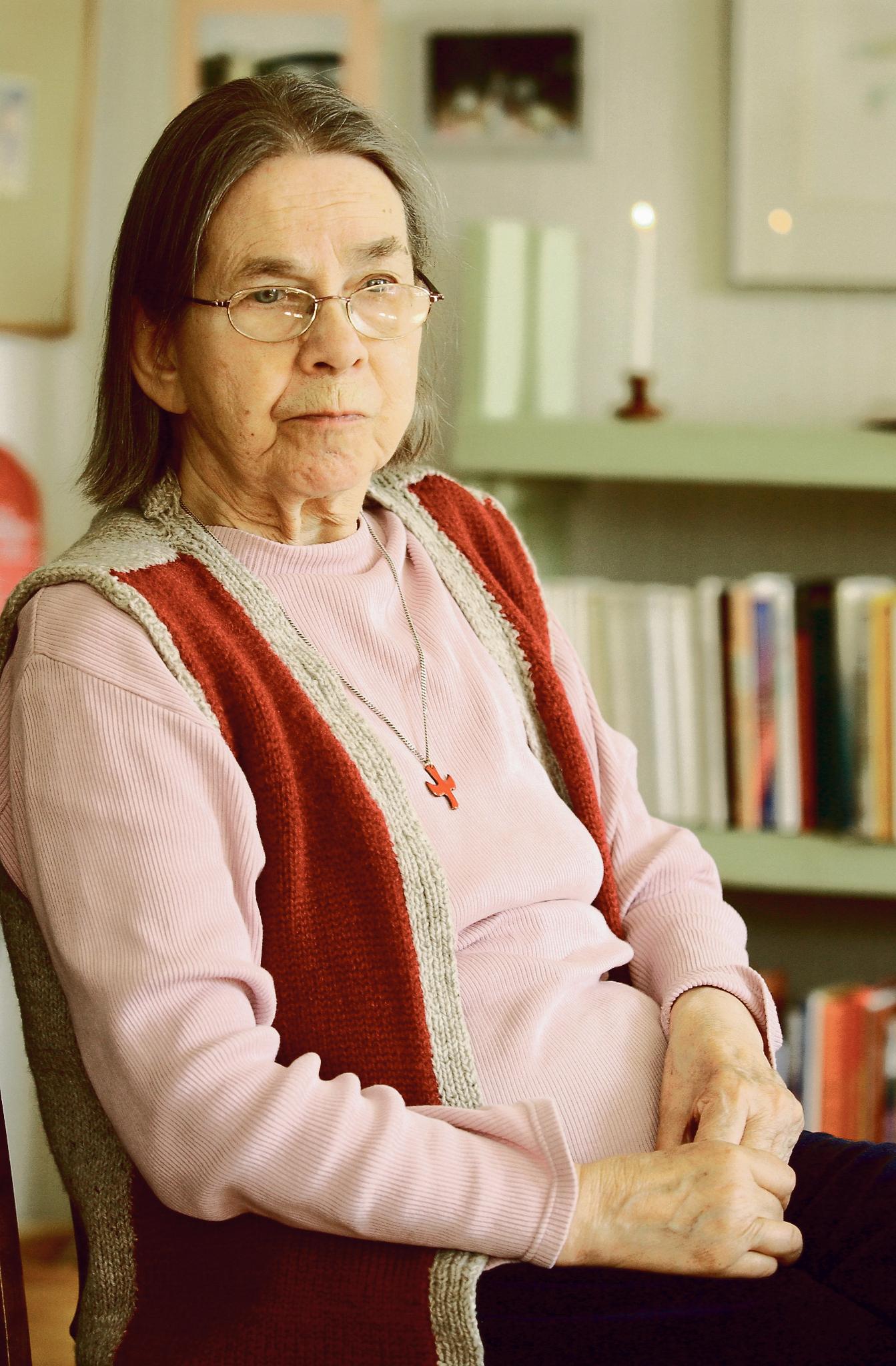 Anna-Maija Raittila on suomentanut lukuisia Taizén lauluja ja kiertokirjeitä. (Kuva: Seppo J.J. Sirkka)