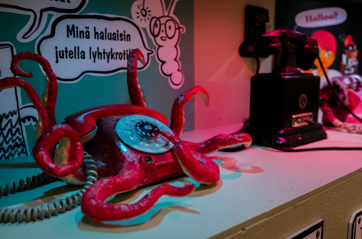 Annantalon eri näyttelyhuoneissa on festarikävijöille kirjojen lisäksi monenlaista nähtävää ja koettavaa. Kuvan hassuissa hahmopuhelimissa näkyy Savonlinnan Samiedun opiskelijoiden kädenjälki. 