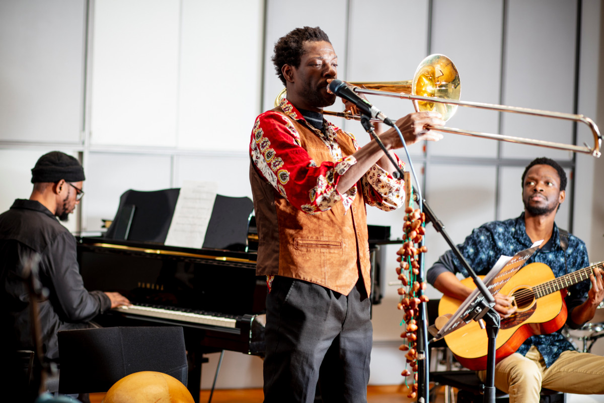 Kasheshi Makena (keskellä) johtaa Makena-trioa. Trio esiintyy maaliskuussa Matteuksen kirkossa Helsingissä.