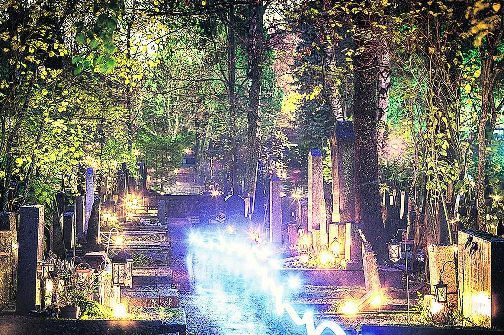 Yö Hietaniemessä. Jos yhteisövero korvataan valtion avustuksella, seurakuntayhtymän tulot putoavat nykylaskelmien mukaan kolmella miljoonalla. Muun muassa hautausmaat ovat kirkon vastuulla. Kuva: Jani Laukkanen