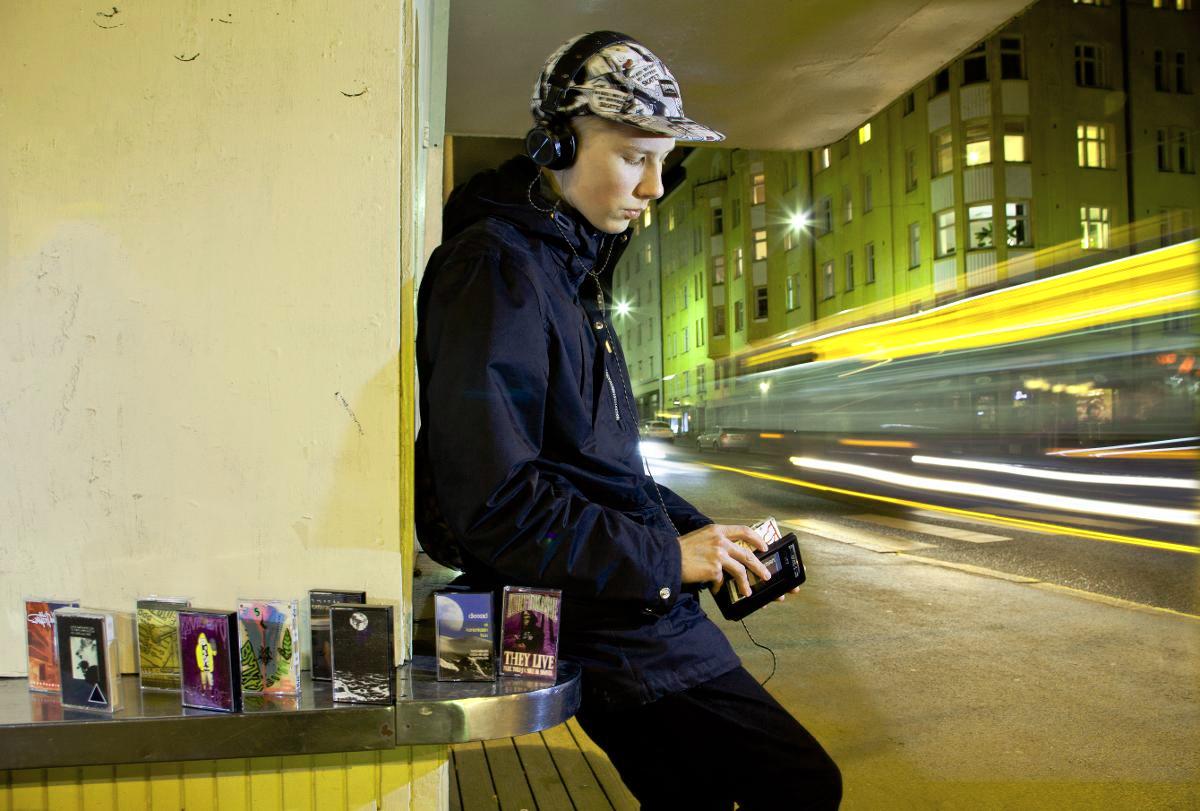 Kohina viehättää. Mico Pellikka kuuntelee koulumatkoillaan c-kaseteilta enimmäkseen rap-musiikkia. Kuva: Sirpa Päivinen