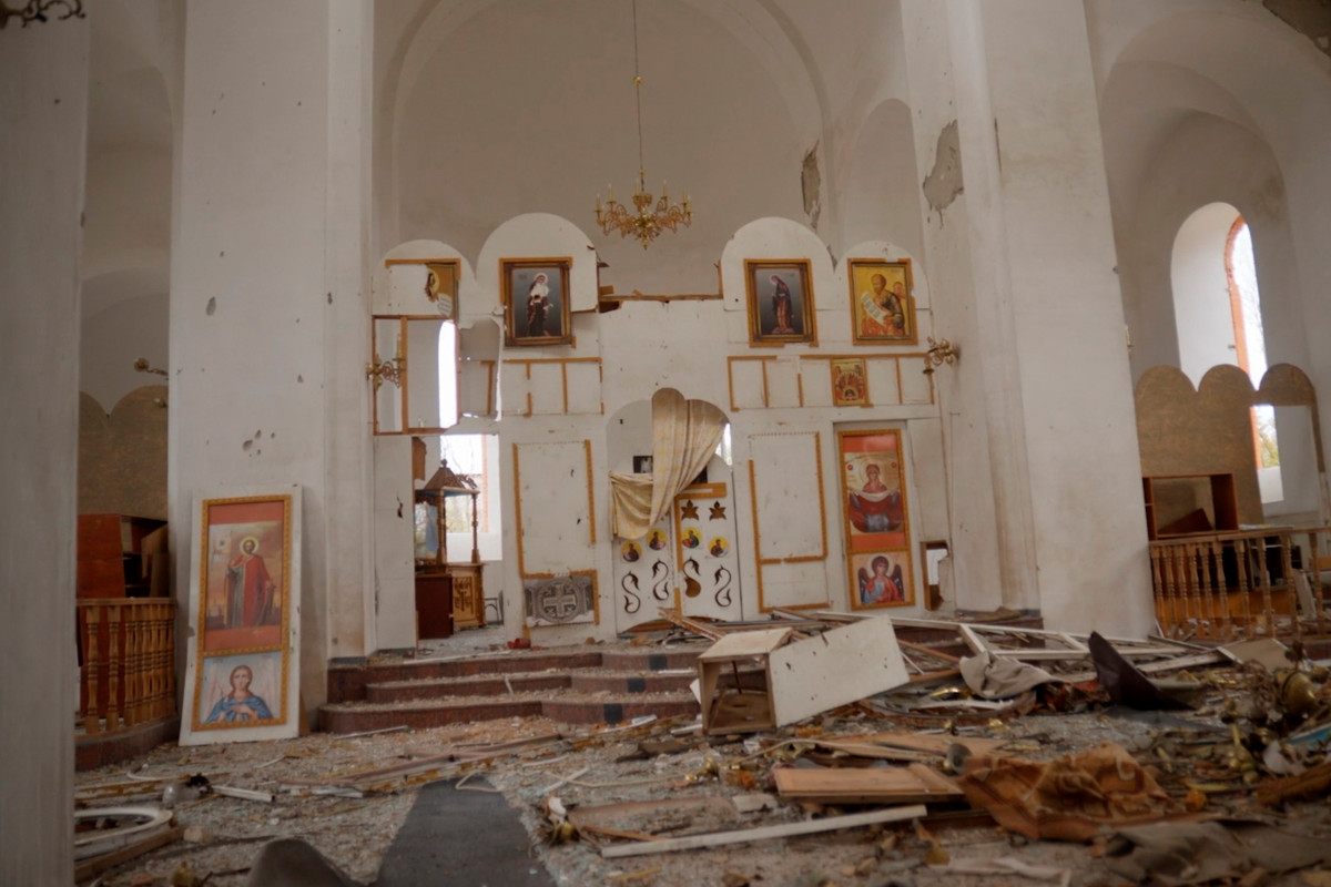 Satoja kirkkoja on tuhottu Venäjän hyökkäyssodassa Ukrainaan. Kuvassa pahasti vaurioituneen ortodoksikirkon ikonostaasi dokumentista A Faith Under Siege, joka esitetään Kampin kappelissa 16.9.