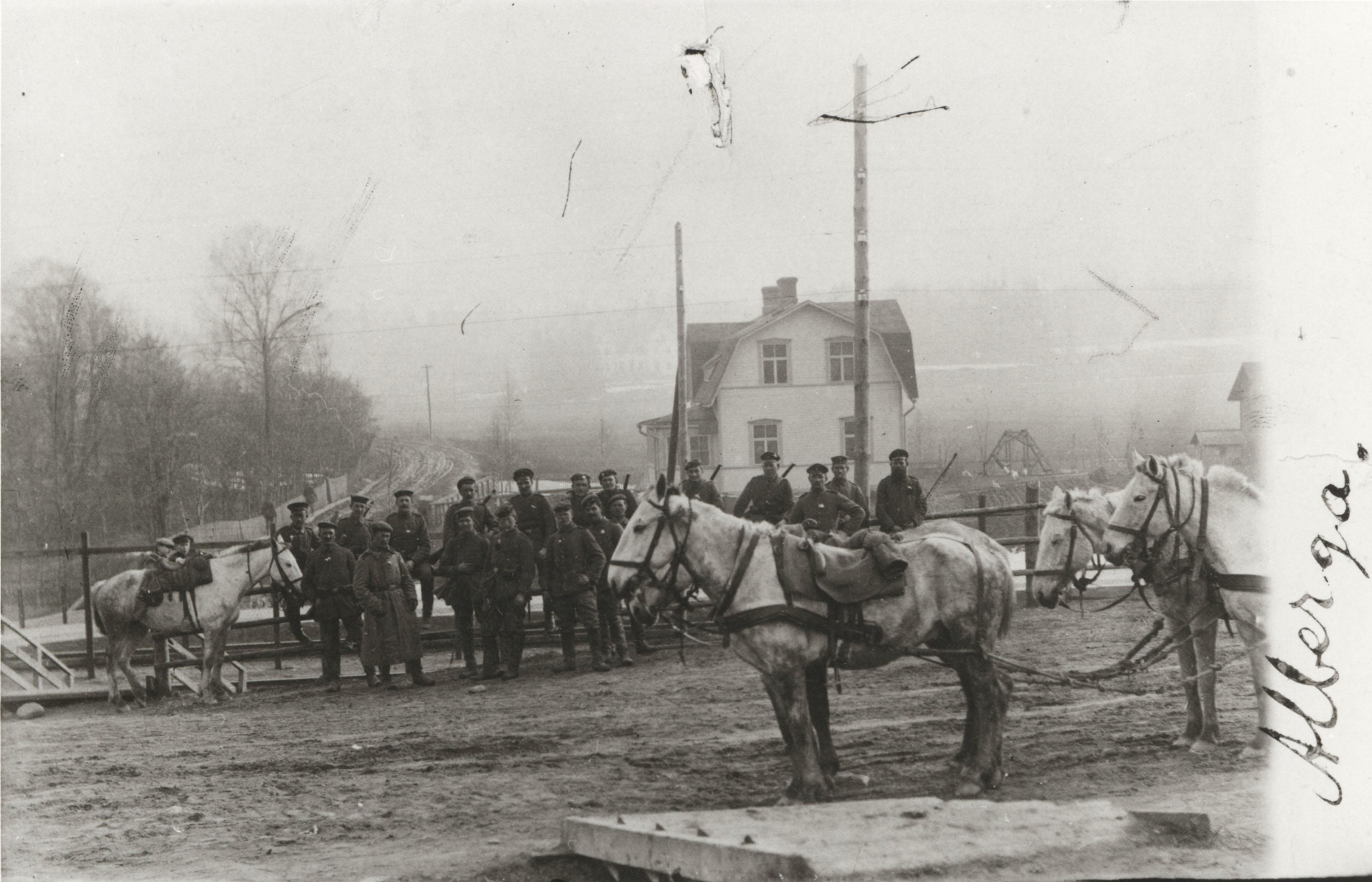 Taistelun jälkeen. Saksalaiset jääkärit Leppävaaran asemalla huhtikuussa 1918. Taustalla oikealla näkyy myös Albergan kartano.