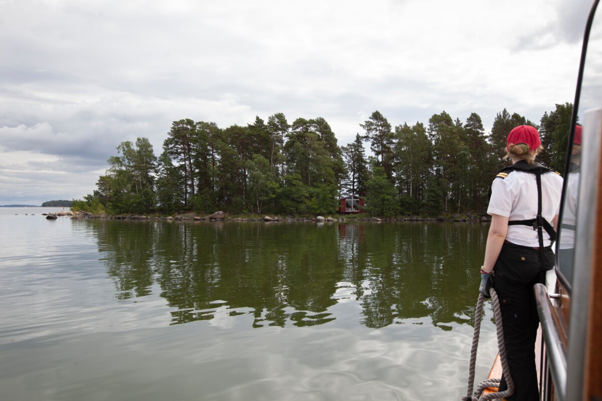 Saaristolautta on saapumassa Kivisaareen. Edessä näkyy venevajasta muokattu kappeli. Kuva: Annika Rauhala