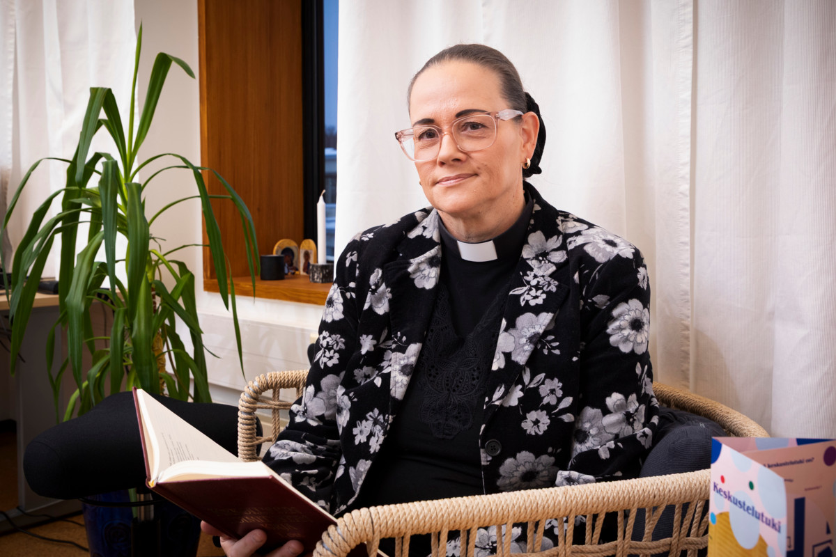 Kirsi Vikman väittelee teologian tohtoriksi 30. tammikuuta. Hän on työskennellyt määräaikaisena pappina Korson seurakunnassa, mutta siirtyy helmikuussa tutkijaksi. 