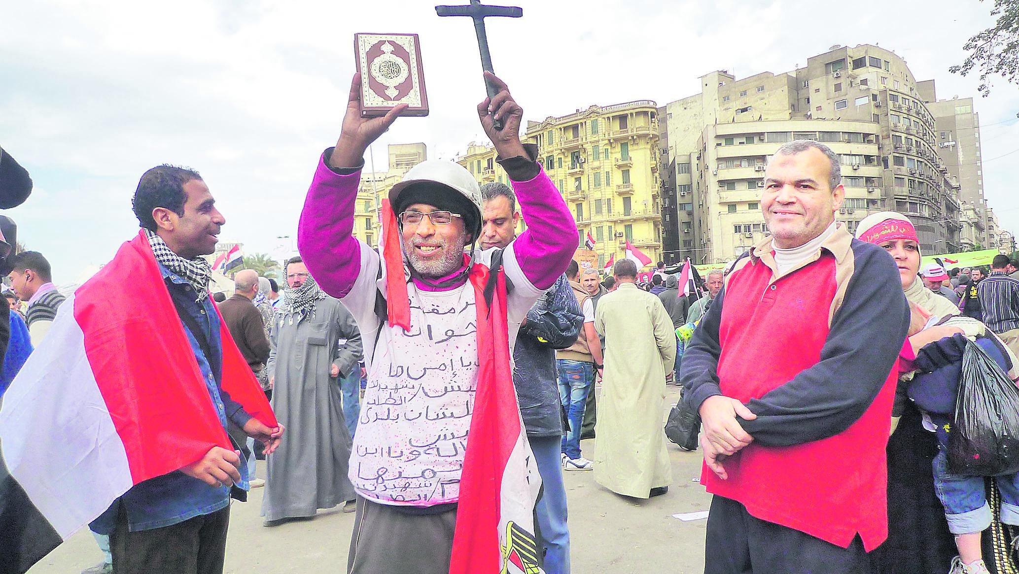Toivoa löytyy. Kairolainen mielenosoittaja julisti kristittyjen ja muslimien yhteyttä Egyptin vallankumouksen vuosipäivänä 25. tammikuuta 2013.