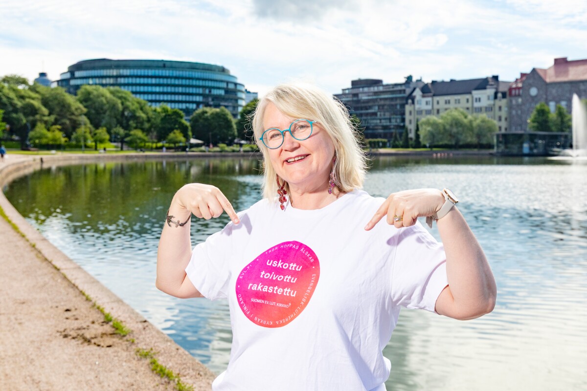 Seurakuntavaalien projektipäällikkö Annmari Salmela Kirkkohallituksesta kehottaa kaikenlaisista taustoista tulevia ja kaikenlaisia ajatusmaailmoja edustavia ihmisiä lähtemään ehdolle seurakuntavaaleihin. 