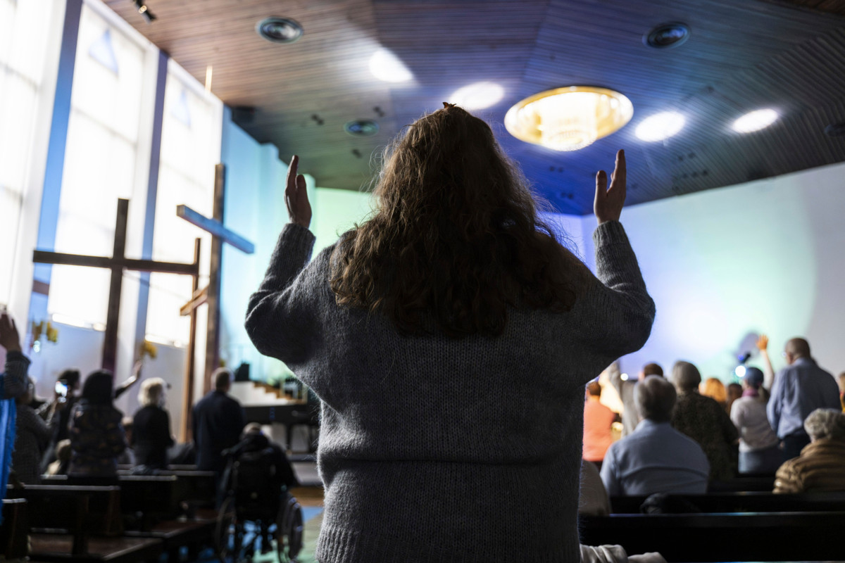 Helluntaiherätyksessä painottuu uskonnollinen kokemus. Kuva on vuodelta 2024 Helsingin Saalem-seurakunnan jumalanpalveluksesta. Kuva: Sakari Röyskö / Lehtikuva