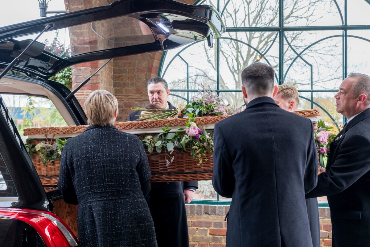 Hautajaiset rajautuvat yhä useammin suvun ja perheyhteisön tilaisuudeksi, johon osallistuu vain lähipiiri. Kuva: The Good Funeral Guide / Unsplash.