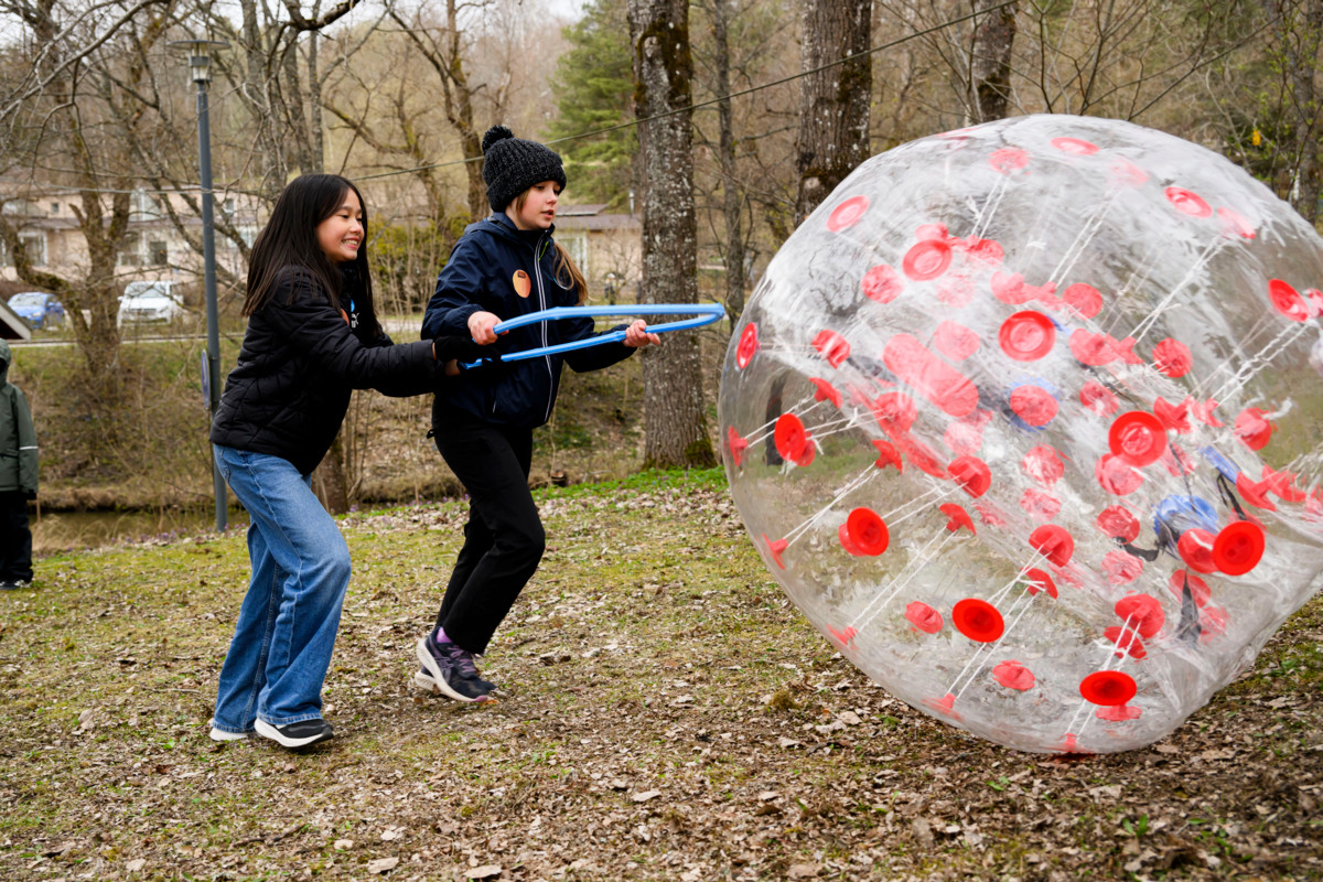 Neljännellä rastilla pitää vierittää iso ilmapallo radan läpi koskematta siihen muulla kuin valitulla apuvälineellä. Olivia Houttu ja Minni Ruokolahti ohjaavat palloa. ”Tämä oli haastavin rasti”, he toteavat jälkikäteen.