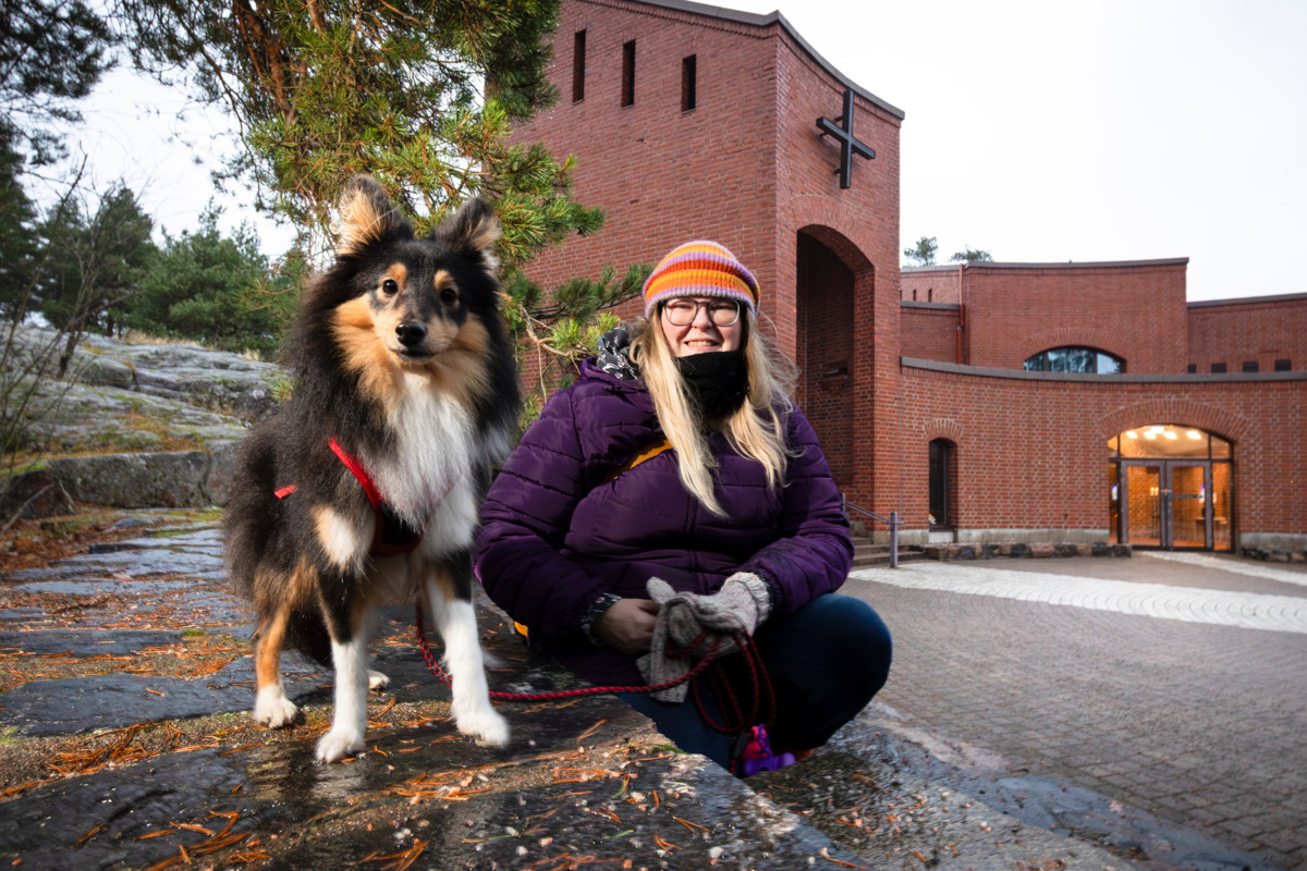 Sanna Rauhalan mukaan eläinten jouluhartaus sopii hyvin myös lapsiperheille. Hänen seuranaan on Ella-koira, mutta mukaan saa tulla myös ilman lemmikkiä.