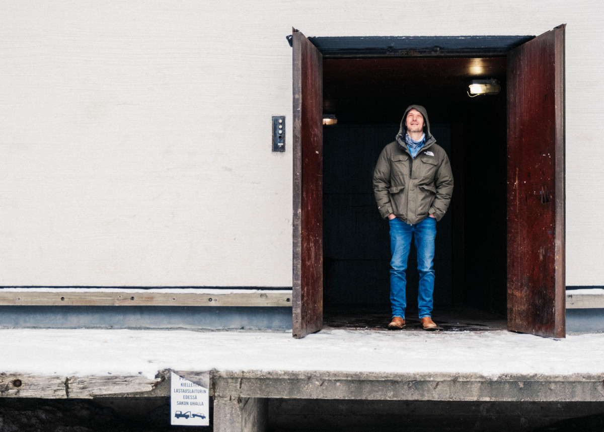 Aleksi Salmenperä vaikuttui asumispalveluyksikössä tehtävästä työstä. ”On hienoa huomata, että on vielä tällaista toimintaa, missä nähdään ihmisen arvo. Se oli merkittävä ja iloinen havainto, kun elämme nyt sellaisessa Suomessa ja maailmassa, missä suunta on ihan toinen.”