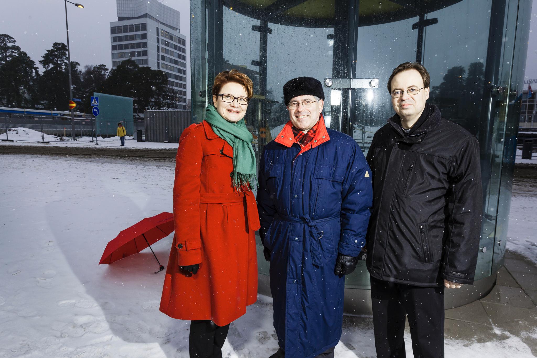 Tapiolan kirkkoherraehdokkaat: Päivi Linnoinen, Juha Lassila ja Kimmo Ansamaa. Ennen vaalipäivää he antavat kirkossa vaalinäytteen ja heitä tentataan vaalipaneelissa. Kuva: Jukka Granström