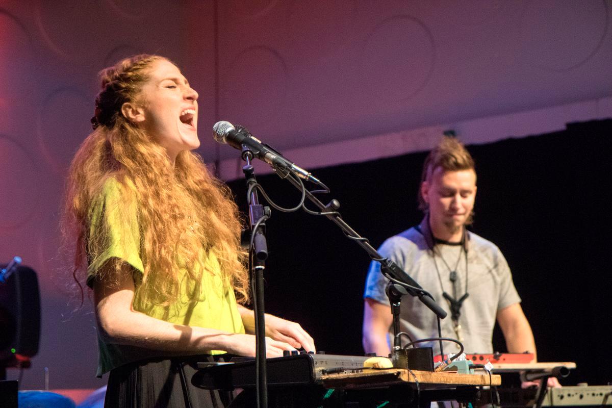 Elifantree-yhtyeen Anni Elif Egecioglu ja Pauli Lyytinen revittelivät Koko Jazz Clubilla. Kuva: Tero H. Savolainen