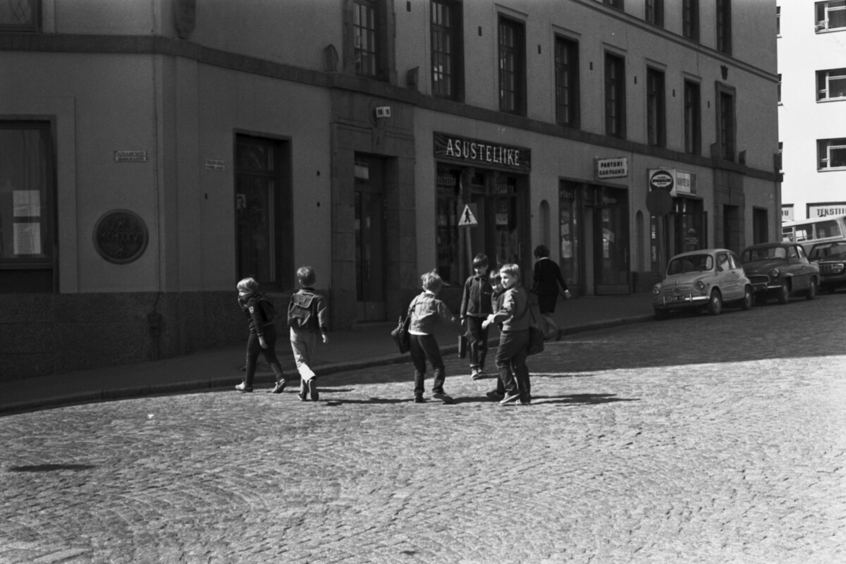 Neljännen linjan kivijalassa on sijainnut monenlaisia liikkeitä. Kuva on vuodelta 1970, jolloin Eeva Rista kuvasi katua ylittäviä koululaisia. Kuva: Eeva Rista / Helsingin kaupunginmuseo.