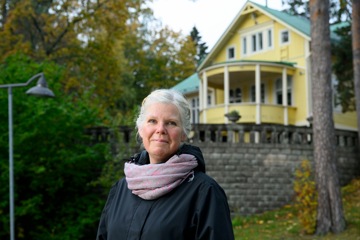 Tiia Thurén järjestää pyhäinpäivän tapahtumaa lapsiperheille Helsingin Laajasalossa. Taustalla oleva seurakunnan huvila muuntautuu kaipauksen ja kiitoksen taloksi.