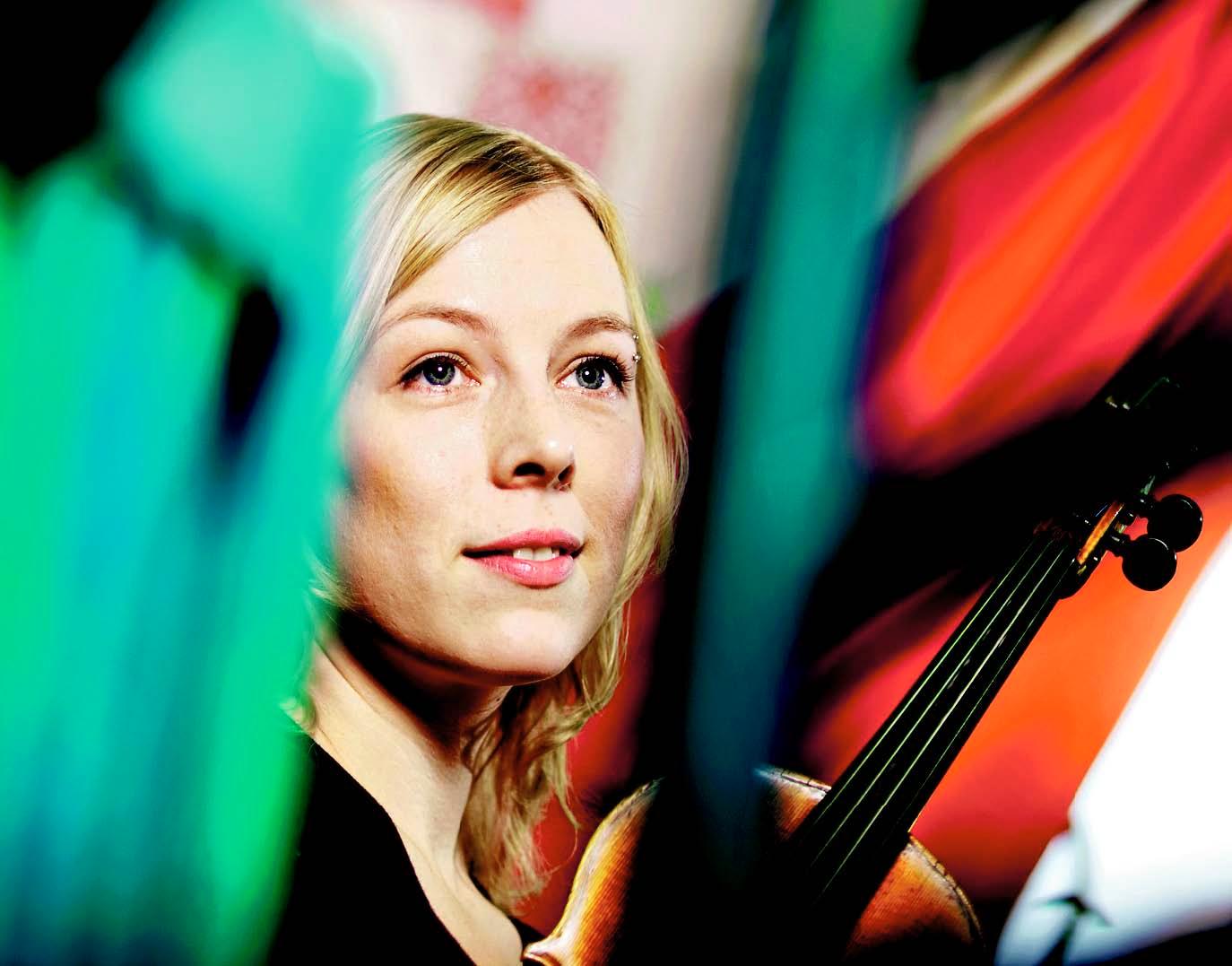 Alina Järvelä soittaa Pyhän Laurin kirkossa Vantaan kansanmusiikkiviikolla.
