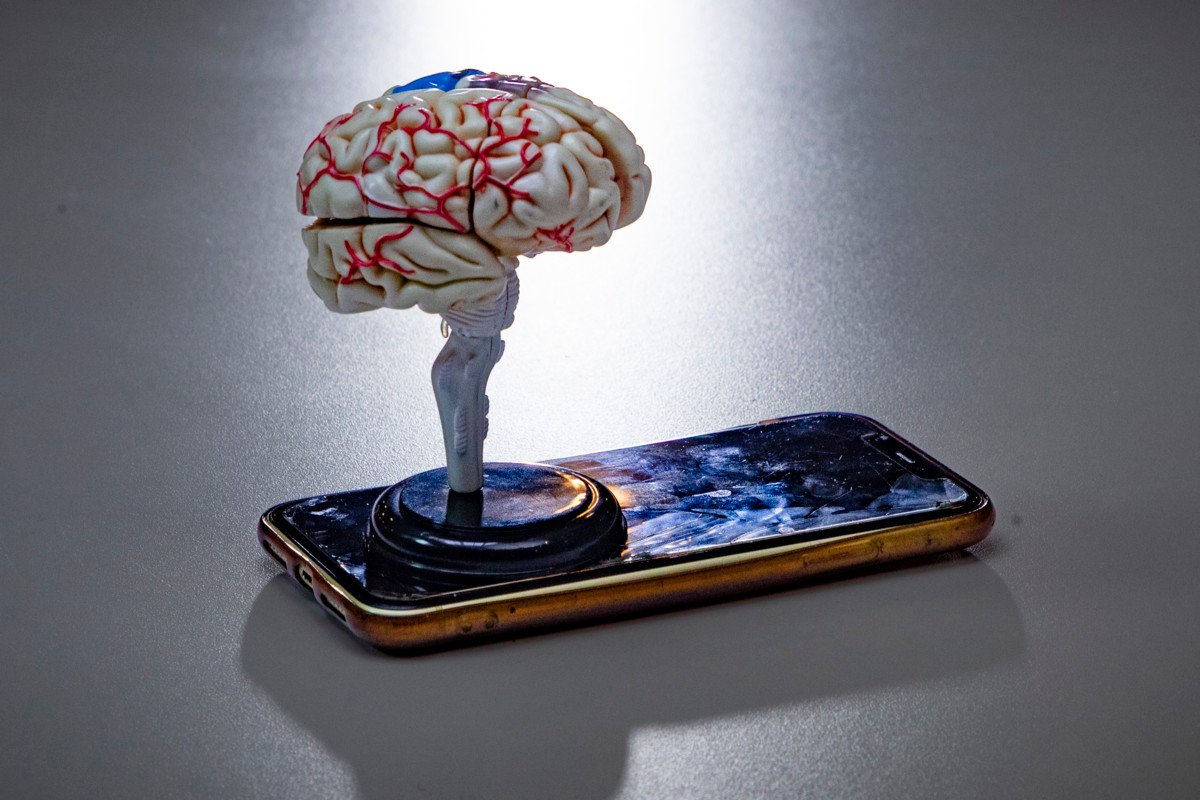 ”Ajattelepa, jos olisimme vain amerikkalaisen median varassa! Sehän olisi aivan käsittämätöntä, mutta nyt olemme kuitenkin amerikkalaisen somen varassa, eikä tilanne ole hyvä”, sanoo aivotutkija Minna Huotilainen.