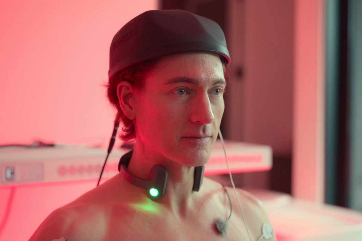 Yhdysvaltalainen yrittäjä Bryan Johnson esiintyy Netflixin dokumentissa Don't Die: The Man Who Wants to Live Forever (2025). Uskonnollisessa kritiikissä ihmisen muokkaamista ja kuolemattomuuden tavoittelua on toisinaan arvosteltu sekaantumisesta Jumalan työhön. Kuva: Netflix / Planet / MVPhotos