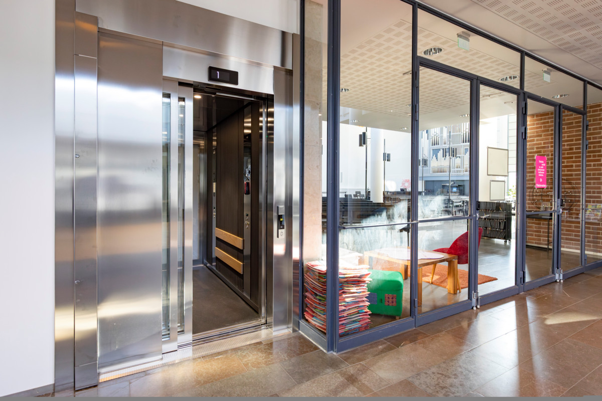 Uusi hissi on jo käytössä. Vieressä sijaitsevan kirkkosalin käyttöön korjaushanke ei ole vaikuttanut. Kuva: Esko Jämsä.