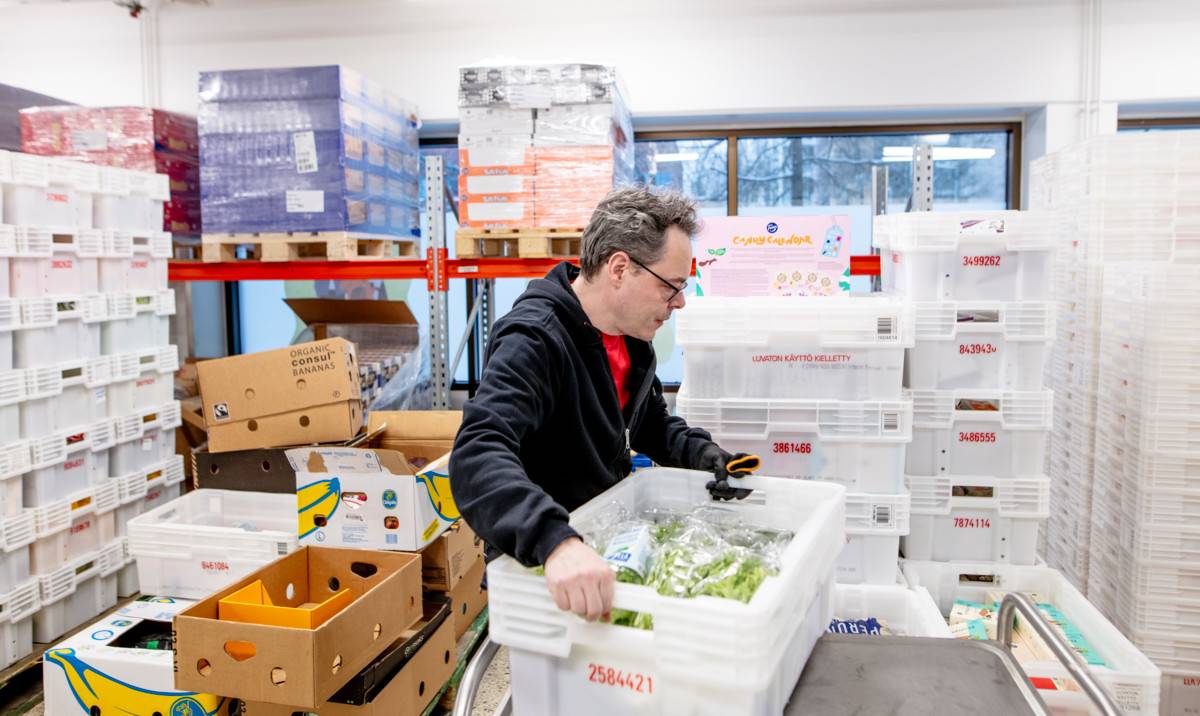 Stadin safkan lajittelupisteellä työskentelee Mika Lindberg.