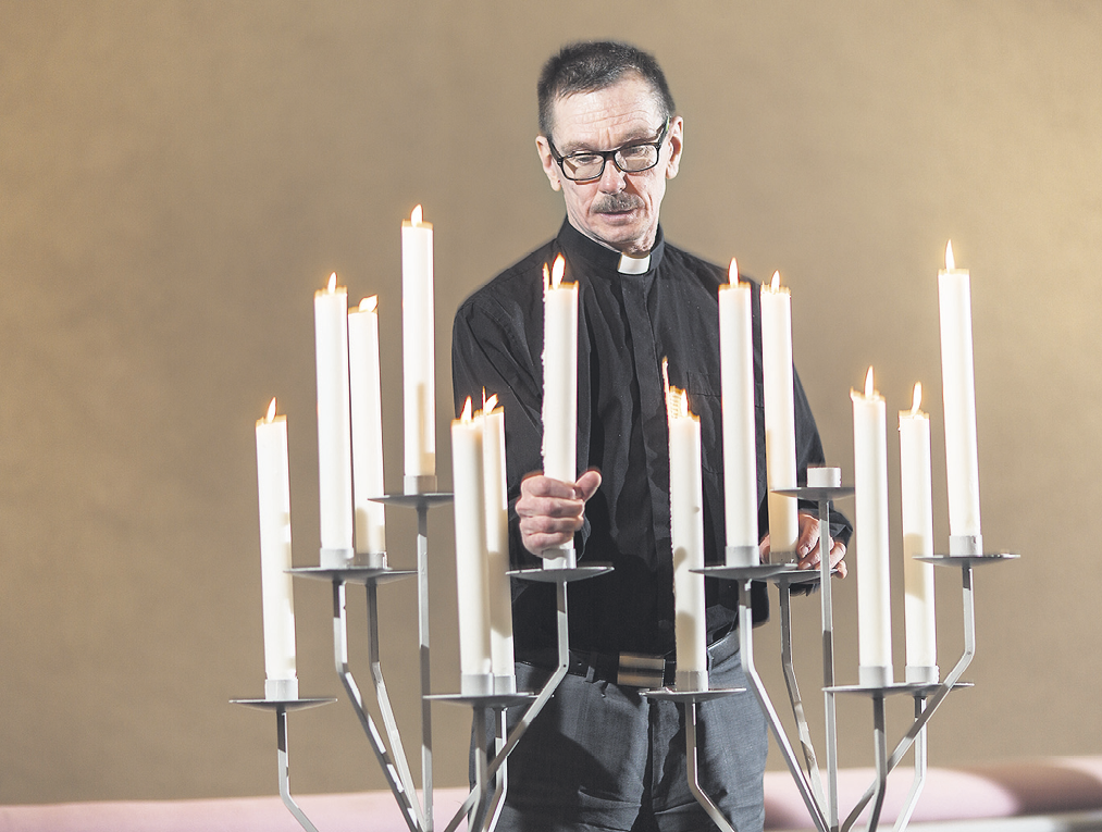 Reijo Liimatainen toimittaa kiirastorstain messun Hakunilan kirkossa.