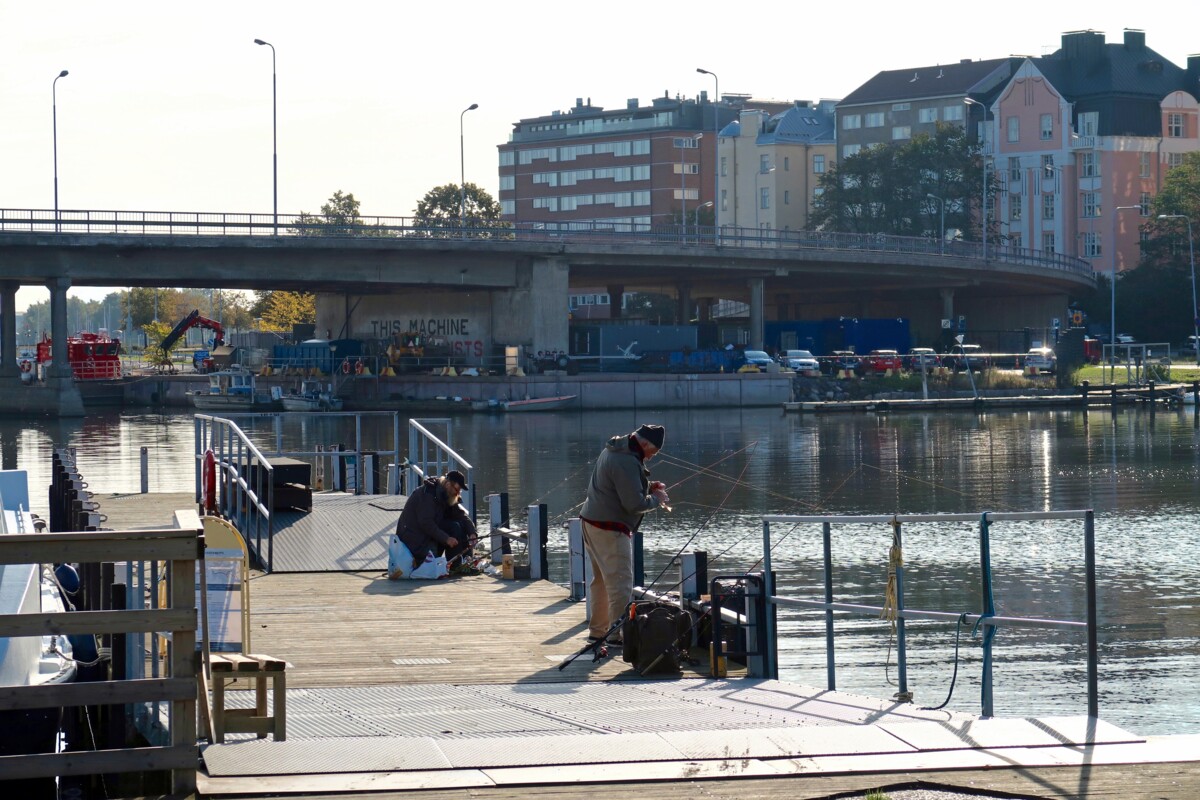 Kalastajia Hakaniemenrannassa. Kuva: Merja Wesander / Helsingin kaupunginmuseo