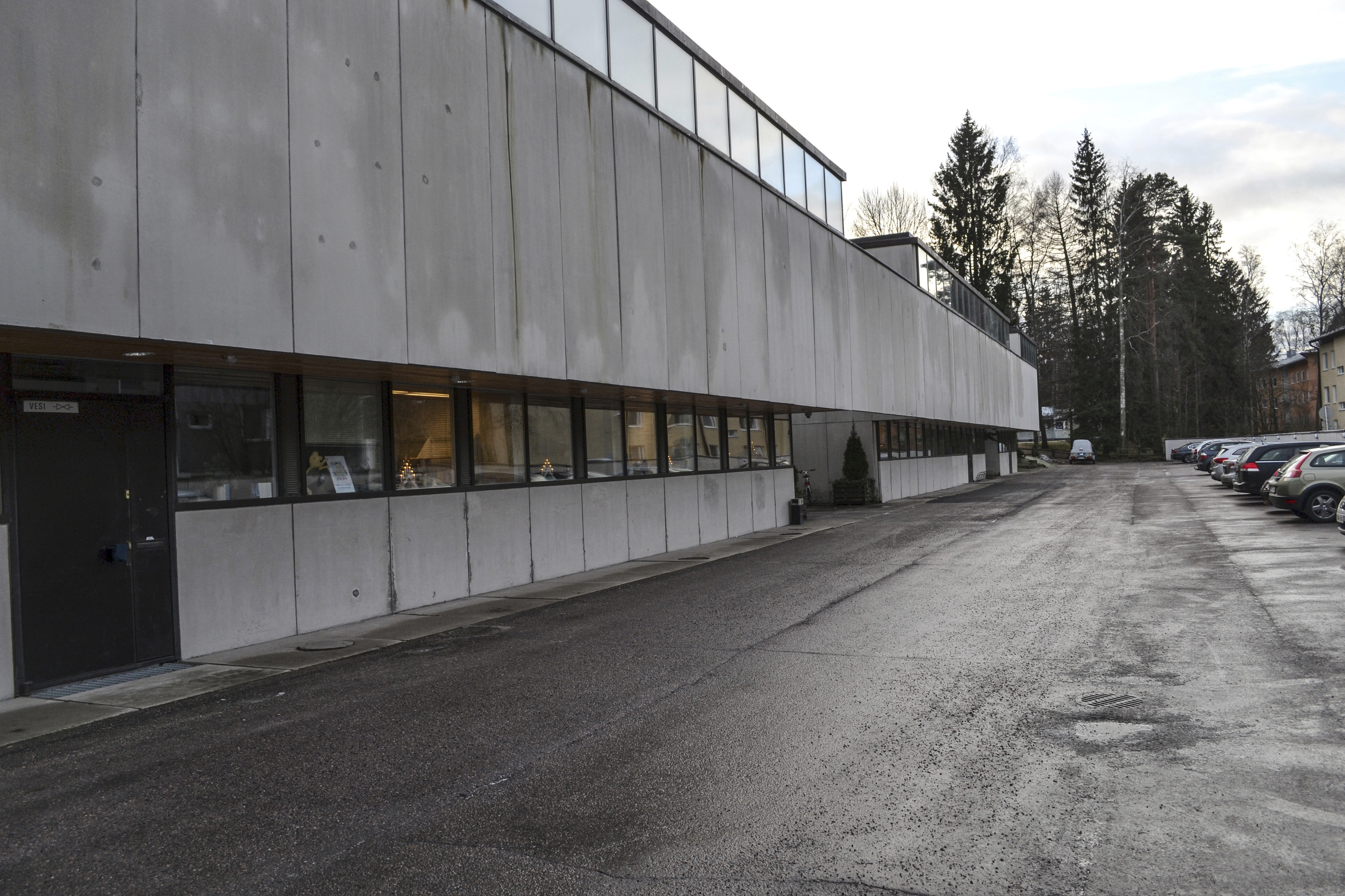 Helsingin seurakuntien yhteinen kirkkovaltuusto totesi Kannelmäen seurakuntatalon korjauskelvottomaksi vuonna 2020. Helsingin kaupungin uuden kaavamuutoksen myötä rakennus päästään purkamaan. Kuva: Tiittu Paju