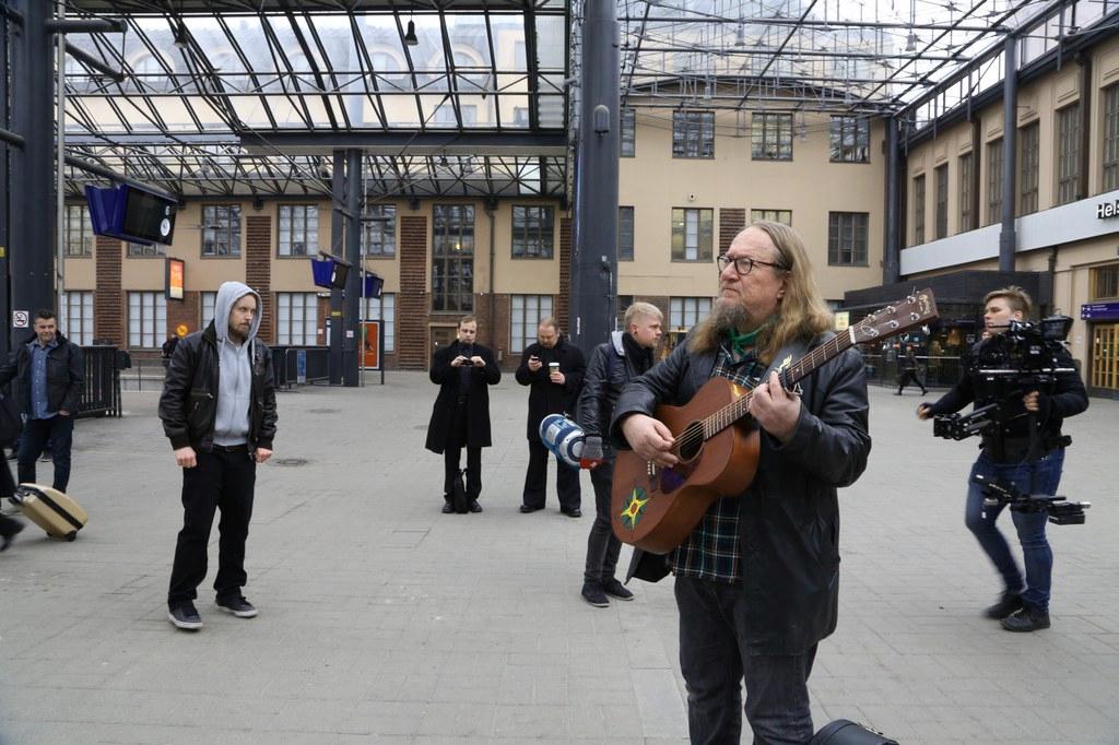 Jaakko Löytty ja räppäri Daikini esiintyvät musiikkivideossa, jolla kutsutaan Lähetysjuhlille.