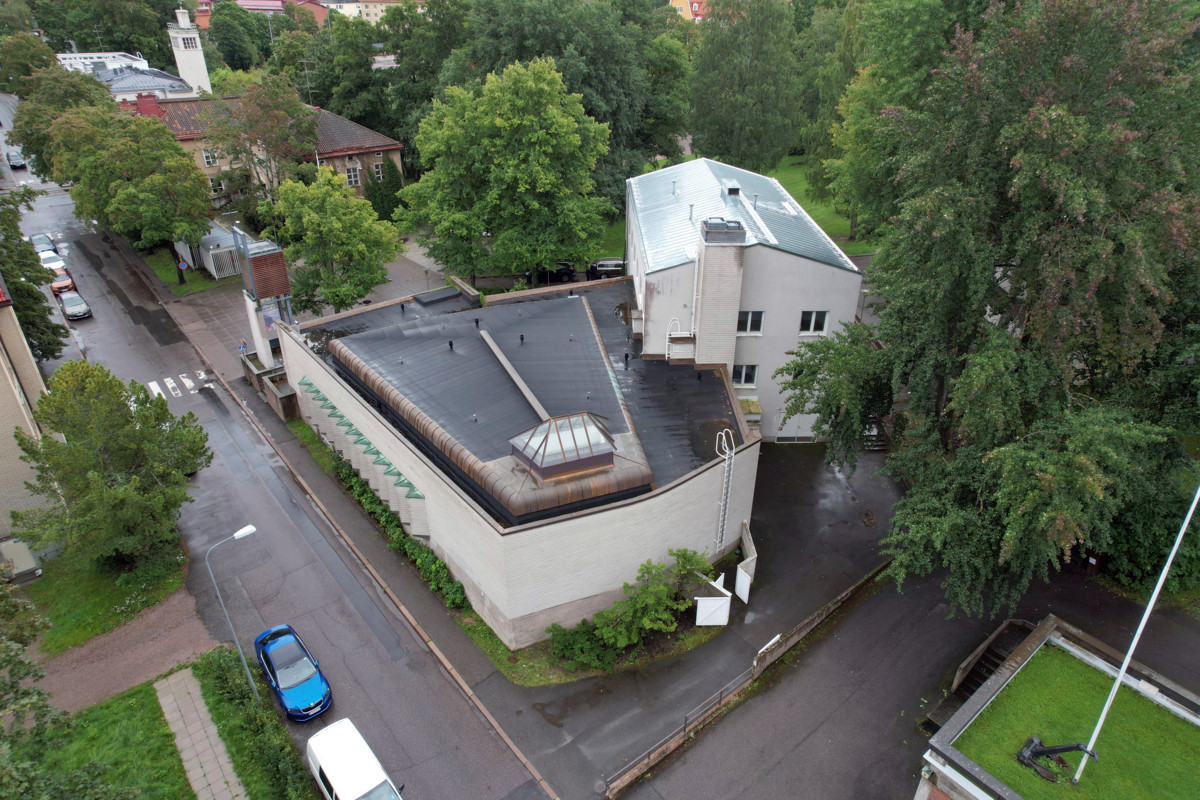 Kuvassa olevan Munkkiniemen kirkon perusparannus valmistuu tulevana kesänä. Nyt Munkkivuoren kirkossa toimivan Munkkiniemen seurakunnan toiminta siirtyy syksyllä vaiheittain uusittuihin tiloihin.