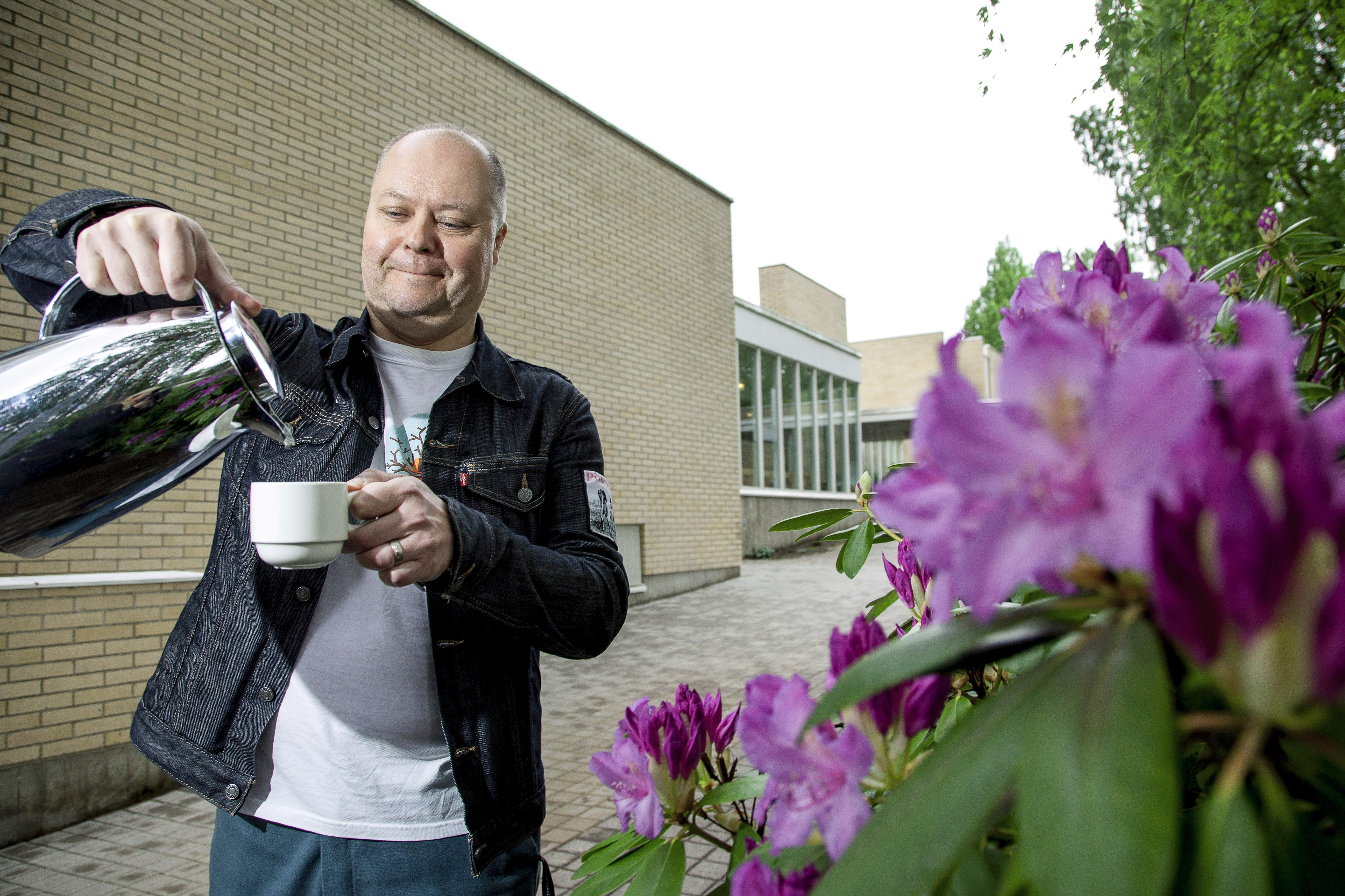 Jukka-Pekka Virtanen isännöi Hyvän Mielen Kesäcaféssa Myyrmäen kirkolla.
