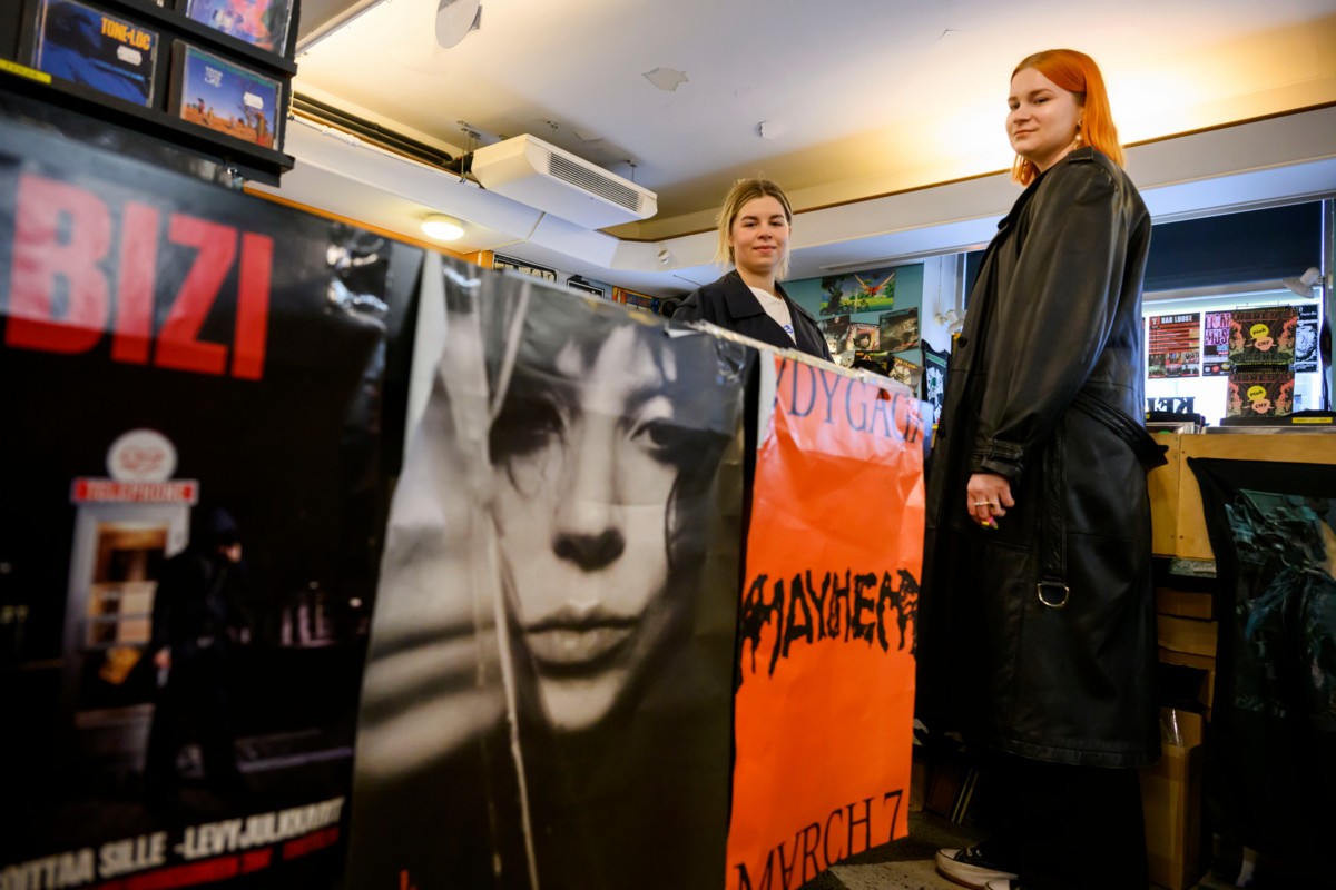 Kummatkin pitävät Lady Gagasta, jonka uutta levyä mainostetaan Keltainen Jäänsärkijä -levykaupassa. Lady Gagalla on miljoonia faneja ja hän toimii onnistuneesti sosiaalisessa mediassa. Kuva: Jussi Helttunen.