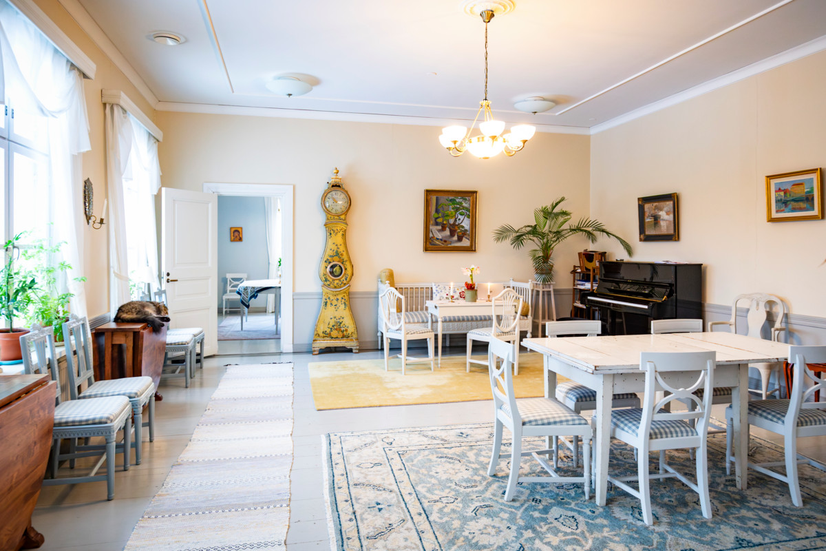 Kaisamari Hintikka iloitsee siitä, että Espoon piispala sopii monenlaisten tilaisuuksien järjestämiseen. Salin kaappikello on valmistettu Tukholmassa 1700-luvulla, josta se on kulkeutunut Hintikan sukuun. ”Niin kauan kuin muistan, olen tiennyt, että kello tulee jonain päivänä olemaan minun.”