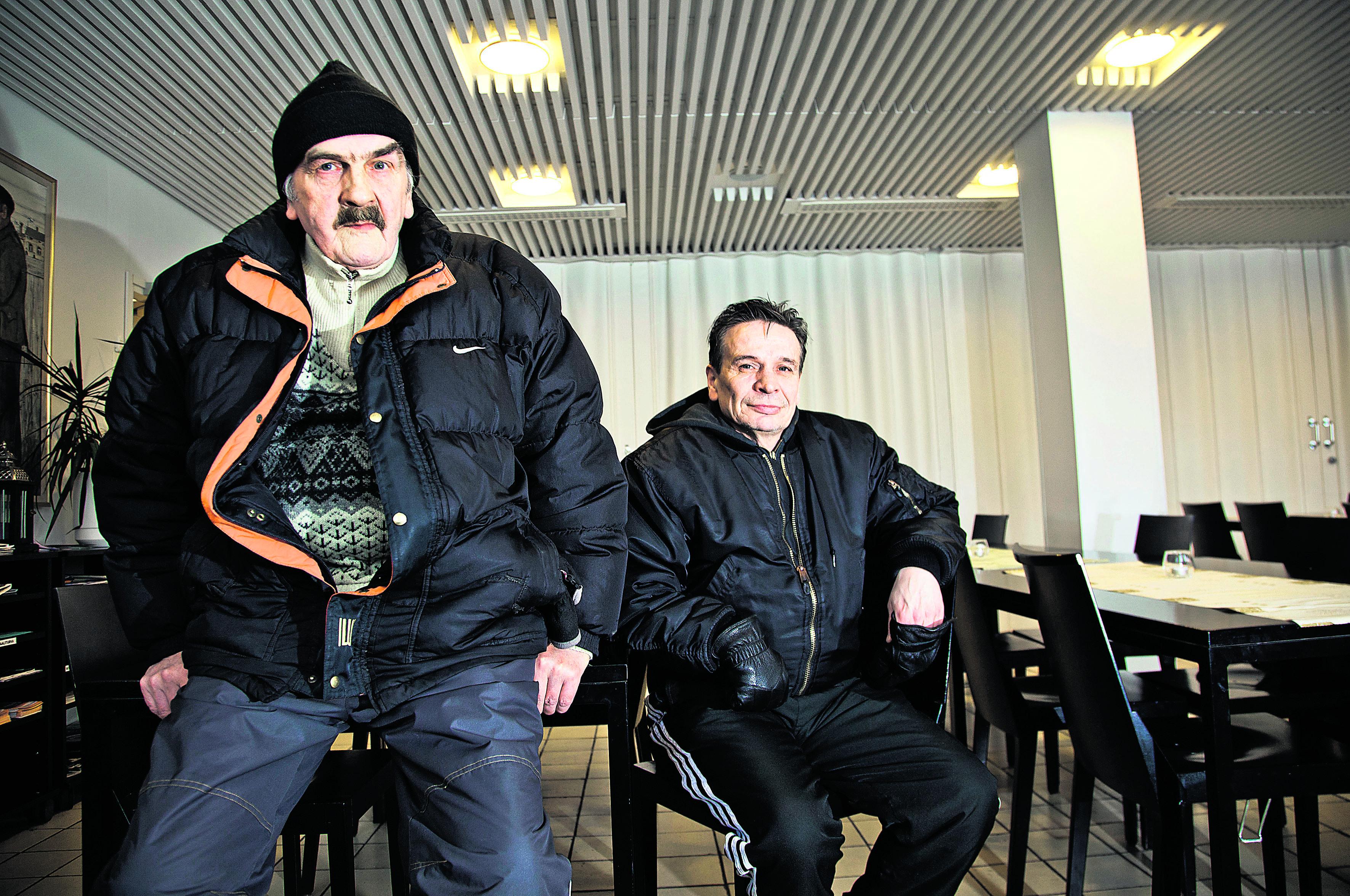 Aamupalaa ja juttuseuraa. Lähistöllä asuva Raimo Hänninen (vas.) ja kuljetuksia hoitava Pertti Lundelin ovat Hermannin diakoniatalon päivätuvan vakituisia kävijöitä.