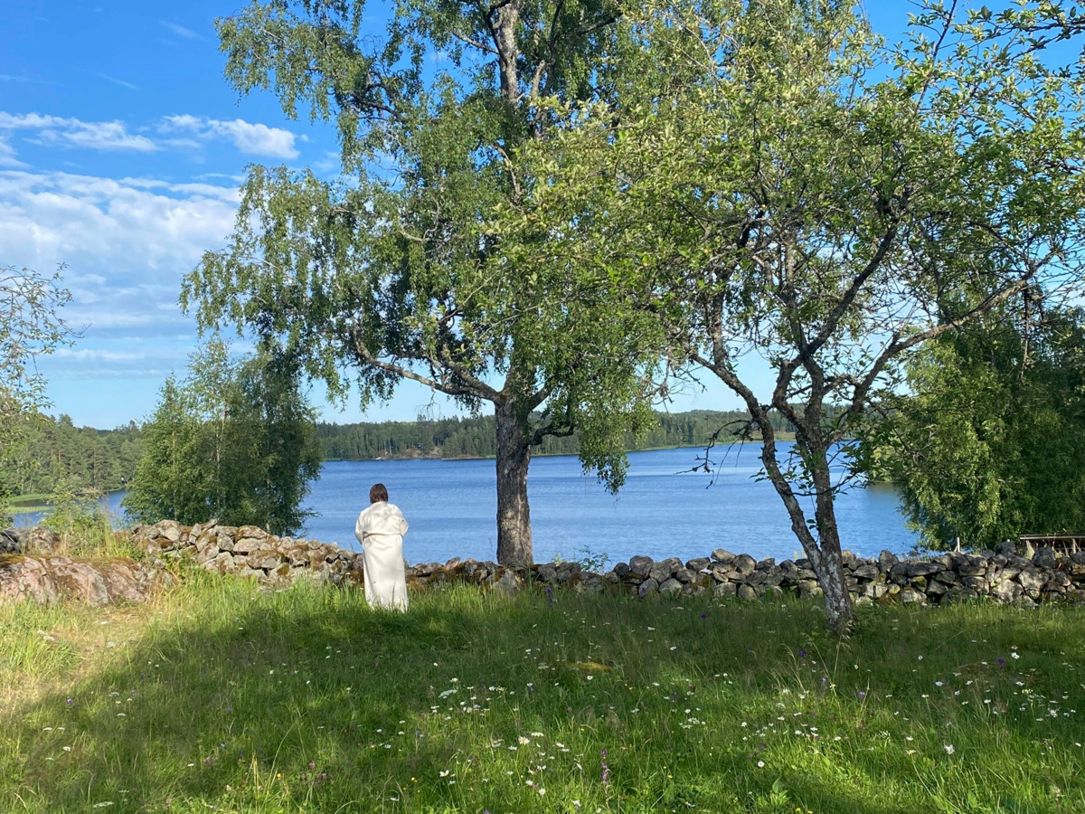 Auli Viitala kastepäivänään Elias Lönnrotin syntymäkodin luona Lohjalla. Kuva: Tiina Parviainen