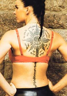 Sini Tarkkisen selkään on tatuoitu kultainen sääntö.