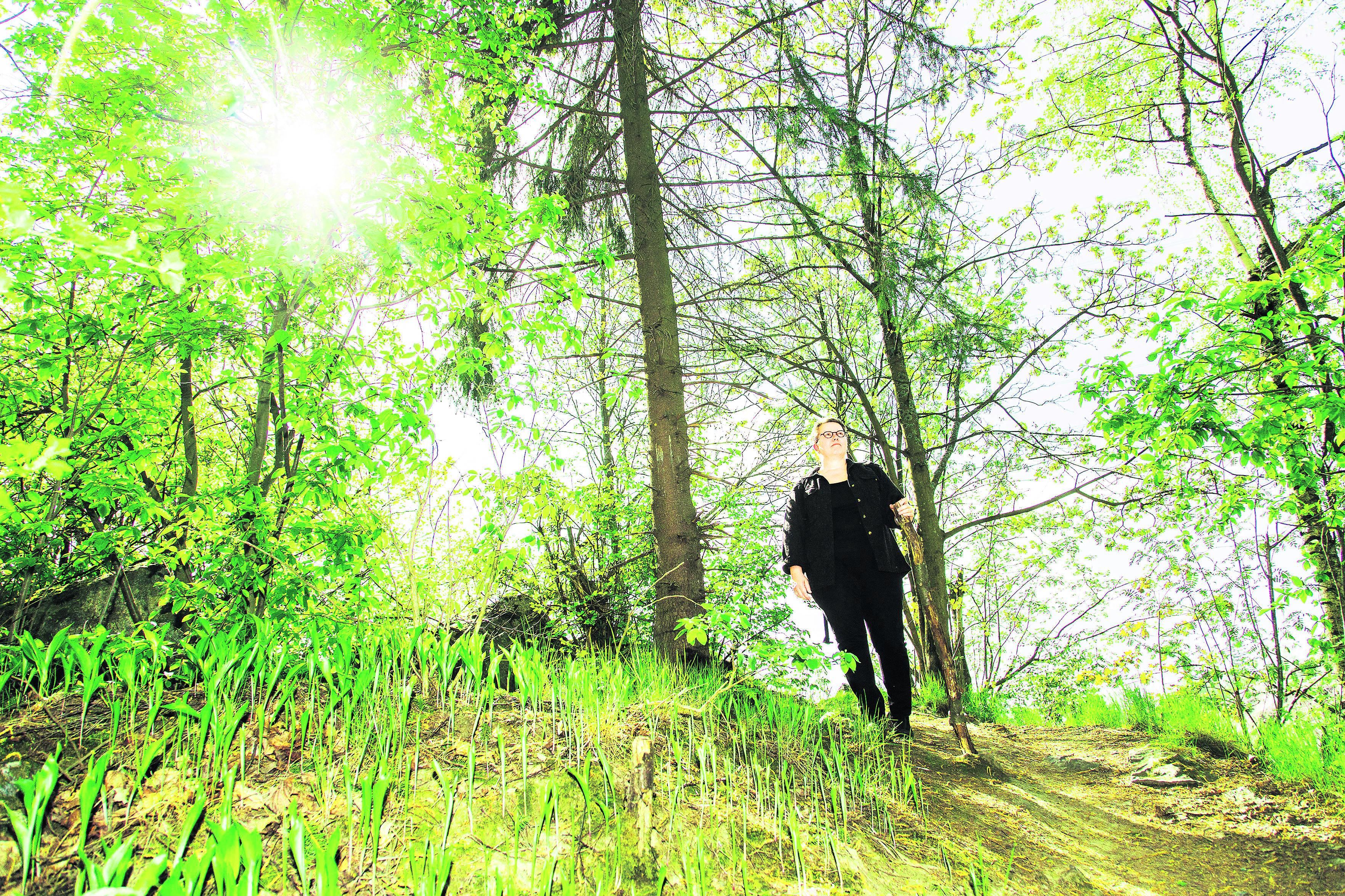 Kaljakellujien kanssa. Vantaanjoessa lipui eräällä Pyhän Laurin vaelluksella jatkuvasti vastaan riehakkaita oluenjuojia, kun Lea Purhonen käveli sen vartta Vantaalle. Tänä vuonna Kaljakellunta ja pyhiinvaellus ovat peräkkäisinä viikonloppuina.