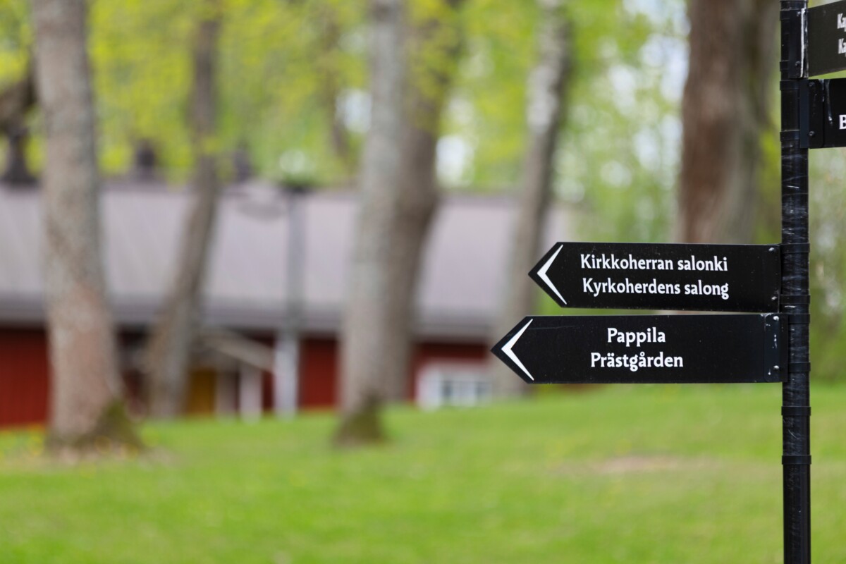 Pappilanpuistosta löytyy opasteita kulkijoille.