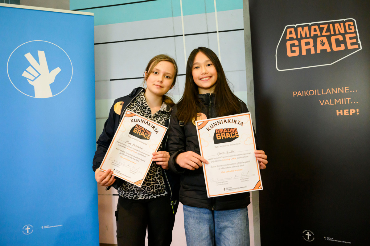 Minni Ruokolahti (vas) ja Olivia Houttu saavat kunniakirjat kilpailun päätteeksi.