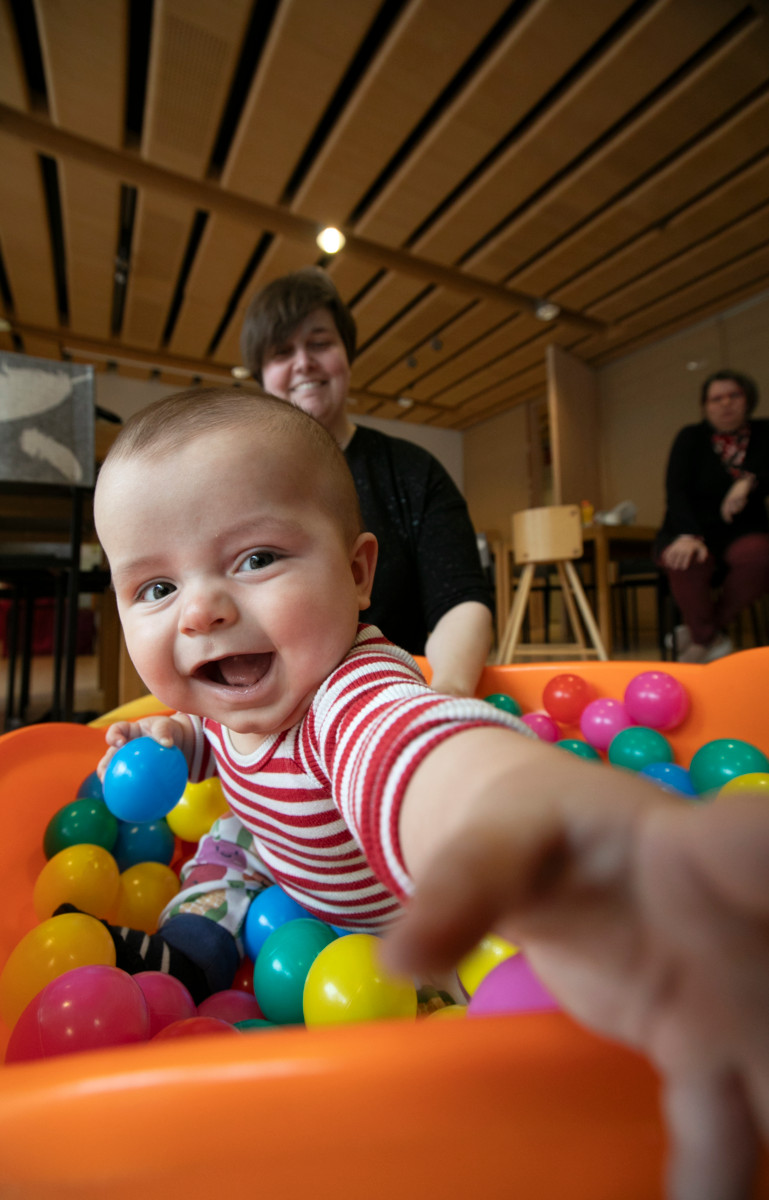 Kun 7,5 kuukauden ikäinen Samuel viihtyi pienessä pallomeressä, Chride Lassheikki joi kupin kahvia ja jutteli toisten vanhempien kanssa.