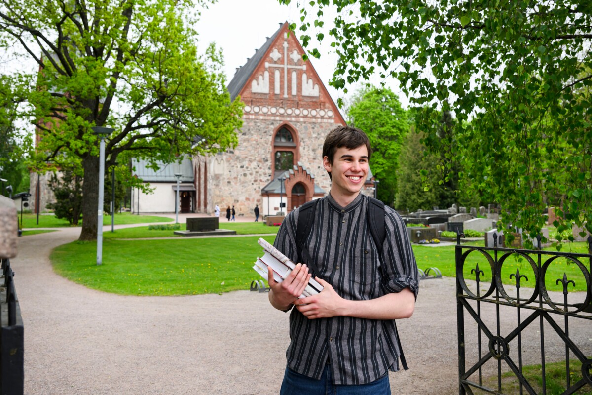 Timo Tihtonen aloittaa Vantaan Pyhän Laurin kirkon oppaana kesäkuun alussa. 