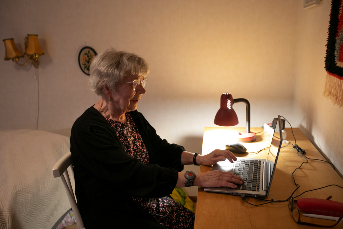 Marjatta Luukkonen käyttää kannettavaa tietokonetta asioiden hoitoon ja uutisten lukemiseen. Hän kertoo, että ei pelkää muuta kuin sotaa.