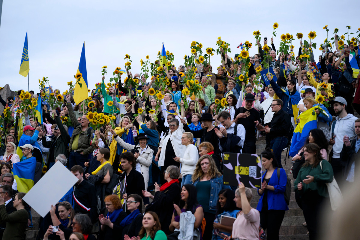 Myös vuonna 2023 ihmiset kokoontuivat Senaatintorille Ukrainan itsenäisyyspäivänä.