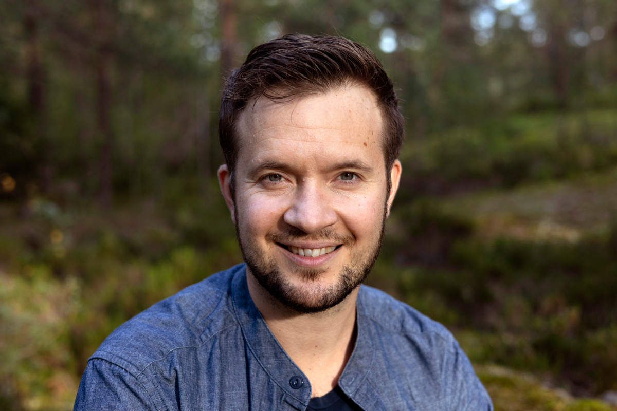Projektipäällikkö, nepsy-asiantuntija Demian Seesjärvi työskentelee sen parissa, että jokaiselle nuorelle löytyisi sopiva tapa käydä rippikoulu. Kuva: Saku Soukka.