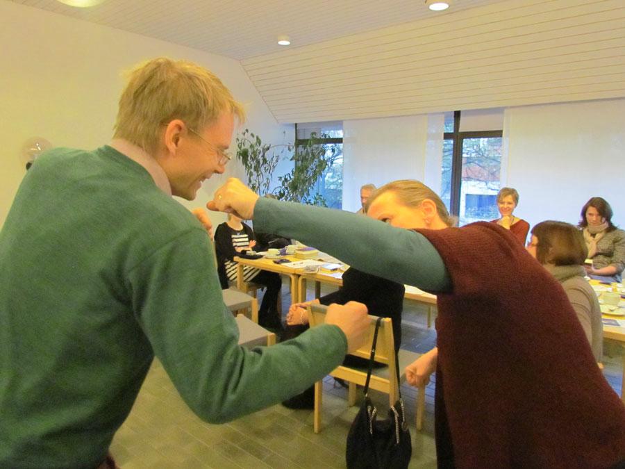 Timo Virtala havainnollisti vasemmalle poskelle lyömistä Vuorisaarnan tekstin tulkintaa avatessaan. Tuija Samila osallistui leikkinyrkkitappeluun.